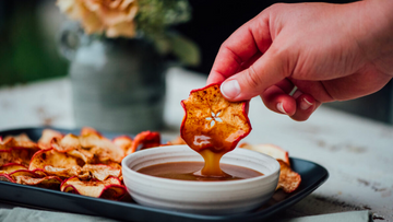 Chips de pommes avec trempette au caramel au cidre