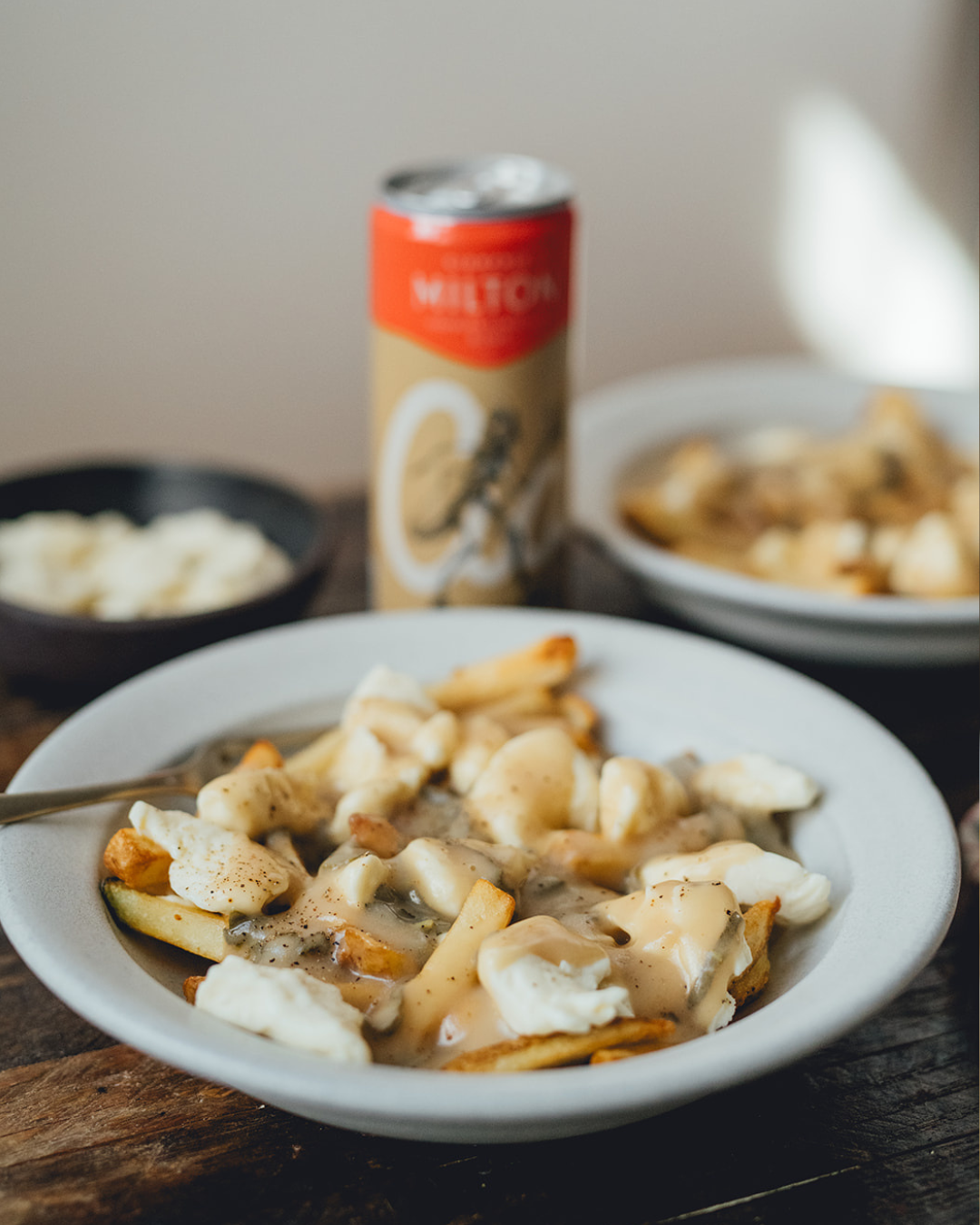 Poutine avec sauce à la sauge et au cidre